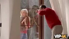 تشغيل تفاجئ إلين جيس جارتها القديمة باللسان العاطفي والجنس غير المخطط له على الطاولة