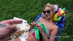 Jouer Bad Sister scopa il suo fratellino che la sorprende piacevolmente