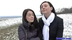 Oynat Olgun Bir Lezbiyen Ve Genç Bir Kadın Birlikte Başlarını Sallıyor