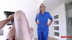 Jouer L'infirmière a des poignées de grosse chienne