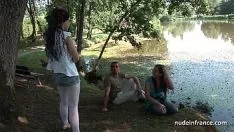 تشغيل الجنس عن طريق الفم في نزهة مع اثنين من عشاق الشباب الذين يمارسون الجنس بشكل جيد