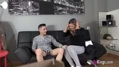 Odtwórz Traktuje ją poważnie w domu, pokazuje jej tatusiów i ją pieprzy