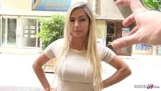 Jouer La bionda porno si comporta come una ninfa