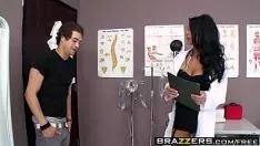 تشغيل يضربها في عينها عمداً