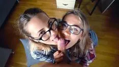 Jouer Deux verres sucent une bite avec luxure