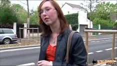 Afspelen Nerdy teef neemt een pijpbeurt en neukt haar kont