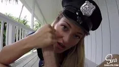 Odtwórz Policjant na misji rucha się z kulturystą na werandzie domu