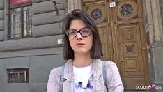Jouer La studentessa diciottenne viene pagata per fare sesso anale, scopata in un vero casting dopo il college