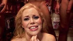 A loira na sex shop fode a bunda com três homens
