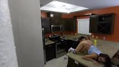El hermanastro regresa demasiado pronto y se folla a su hermana en la cocina