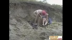 Jouer La vecchia o ha fatto sesso vicino al lago sotto la riva