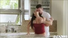 Jouer Sa femme est une nymphomane insatiable aux formes appétissantes et veut toujours une bite