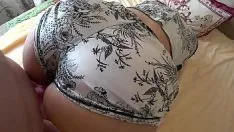 Reproduzir Milf com bunda enorme penetrou nas costas em uma bucetinha larga