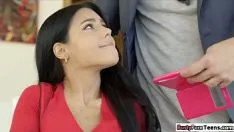 Jouer Brunette baisée hardcore dans la cuisine