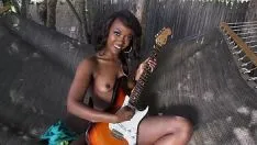 Reproduzir Nicole, um guitarrista negro, chupa pau e fode por dinheiro