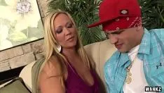 Reproducir Milf Austin Taylor cabalga brutalmente la polla erecta de su novio