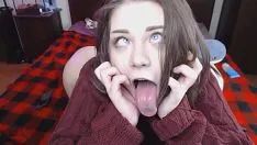 Jouer Vibromasseur et gode dans le cul pour des orgasmes multiples avec éclaboussures