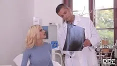Afspelen Sienna Day een goedaardige blonde milf zuigt de pik van de dokter