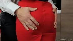 Jouer Petit ami attaché au lit baisé par une pute payée
