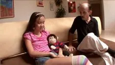 Staruszek z dużym kutasem pieprzy głęboko dziecko