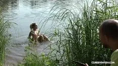 Jouer Seguito da un uomo mentre fa il bagno e una scopata e lui un po'