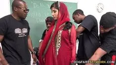 Reproducir Pasamanos negros con pollas grandes se follan a la profesora árabe sexy en la escuela secundaria