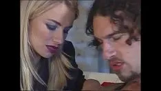 Reproducir Rubia doblemente penetrada en un garaje