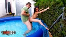 Reproducir Vecina con gran culo folla en la piscina como le gusta hacerlo