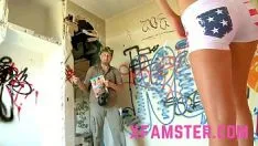 Reproducir Camellia es follada por un pastor en una casa abandonada