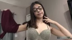 Reproducir ¿Te gustaría ser follado por esta chica nerd?