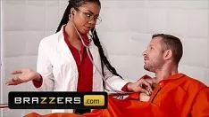 Doctor Milf e Cock Chef iniziano a scopare i suoi pazienti