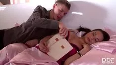 Reproducir Novia en lencería sexy despierta del sueño por amor