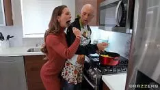 Jouer La figa che viene fottuta duramente in cucina