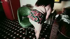 Oynat Onun eteğini çıkarıyor ve bu seksi esmeri çok iyi sikiyor