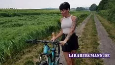 Jouer Milfa Tarfa dal paese scopa con un dildo attaccato alla bicicletta