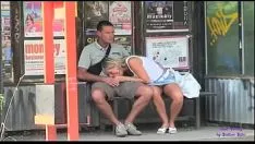 Jouer Splendida ragazza bionda con grandi seni seduta alla fermata dell'autobus