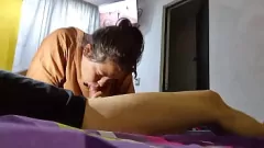 Abspielen Kurvige Escortdame gibt intensiven Blowjob bis zum trockenen Hotel Goza