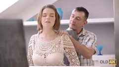 Odtwórz Old4K: Duże naturalne piersi Mariny Visconti zerżnięte przez starego kochanka