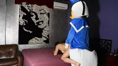 Jouer Il tassista asiatico di Sydney scopa in costume da papera di Halloween