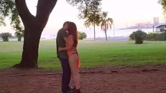 تشغيل أحمر الشعر في سن المراهقة لينا يتعطش لممارسة الجنس الساخن وديك كبير في الحديقة