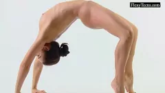 Jouer La ginnasta bruna Tonya in un allenamento fetish flessibile che provoca nudo