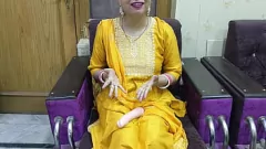 Reproducir Esposa india obtiene una sobrecarga de placer en su cumpleaños con un consolador y las habilidades de su marido (audio hindi)