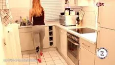 Afspelen Jonge roodharige neukt geit in de keuken tot ze klaarkomt in haar poesje