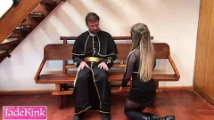 Afspelen Creampie blondine wordt ruw geneukt door perverse priester in de kerk