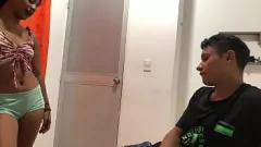 Afspelen Hete tiener toont incestueuze video's aan halfbroer op computer om de boel op te zwepen