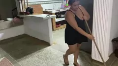 Abspielen Bieten Sie einen harten Fick für etwas Reinigungshilfe - echte Amateur -Milf