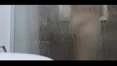 Redare Băiat dolofan cu pula mică făcând un duș