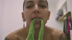 Jouer La déesse hispanique tatouée dans les cheveux verts effectue un strip-tease torride