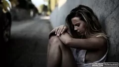 Jouer Un adolescent blonde sans-abri se fait baiser à peu près par un étranger riche