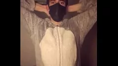 Reproduzir Fantasia do BDSM: jovem escravo em Pijama com clipes de metal sobre mamilos